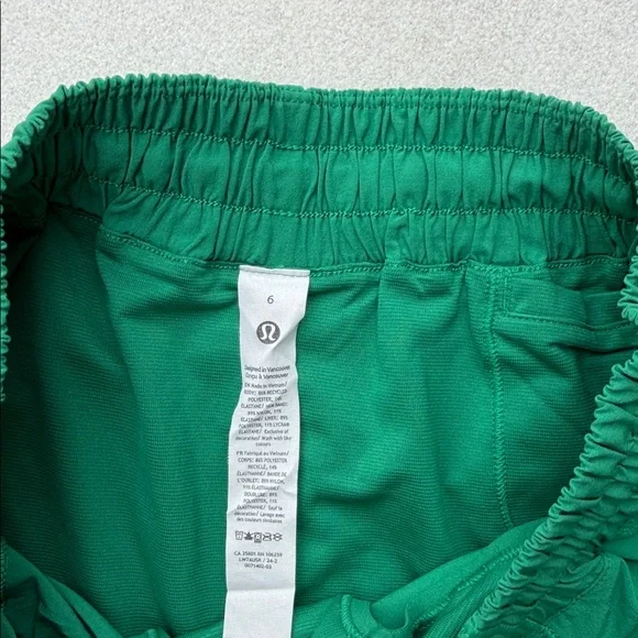 Lululemon Hotty Hot low Rise Lined Short 2.5" - Size 6 - Picture 2 of 6